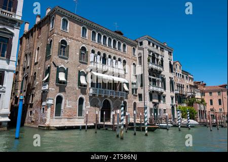 Palazzo Giustiniani Businello (Palazzo Giustiniani Businello) è un edificio ricostruito in stile gotico del XVII secolo sulle rive del Canal grande a veni Foto Stock