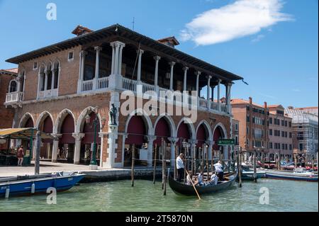 Parte del famoso mercato del pesce di Rialto (Pescheria) situato in un finto mercato gotico, costruito nel 1907 a pochi metri dalla famosa Venezia Foto Stock