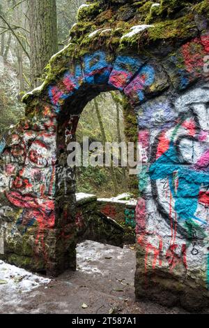 Vecchio bagno pubblico, conosciuto come "Castello della strega", nel Forest Park di Portland, Oregon. Foto Stock