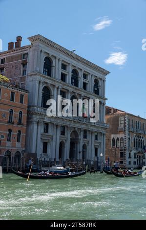 Palazzo Grimani di San Luca sulle sponde del Canal grande, a pochi passi dal Ponte di Rialto a Venezia nel VE Foto Stock