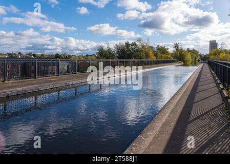 Il Worcester and Birmingham Canal su un acquedotto vicino all'Università di Birmingham in autunno Foto Stock