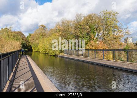 Il Worcester and Birmingham Canal su un acquedotto vicino all'Università di Birmingham in autunno Foto Stock