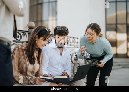 I giovani professionisti discutono le strategie per l'espansione delle imprese in un ambiente urbano. Focalizzata su ricerche di mercato, previsioni di vendita e innovazione. Foto Stock