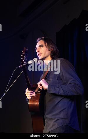 Il musicista di Nashville (cantante e cantautore) Sam Lewis si esibisce da solo nella piccola città di confine gallese di Presteigne, Powys, Regno Unito Foto Stock