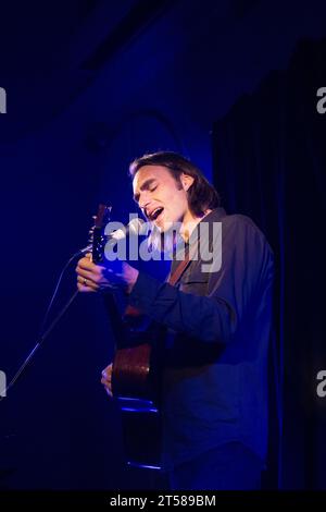 Il musicista di Nashville (cantante e cantautore) Sam Lewis si esibisce da solo nella piccola città di confine gallese di Presteigne, Powys, Regno Unito Foto Stock