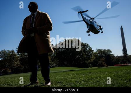 Washington, Stati Uniti. 3 novembre 2023. Il presidente Joe Biden decolla in Marine One dal South Lawn della Casa Bianca in rotta verso Lewiston, Maine, il 3 novembre 2023, a Washington, DC. Il Presidente e la First Lady si recano a Lewiston a seguito delle sparatorie di massa della scorsa settimana che hanno ucciso 18 persone e lasciato innumerevoli feriti. Credito: SIPA USA/Alamy Live News Foto Stock