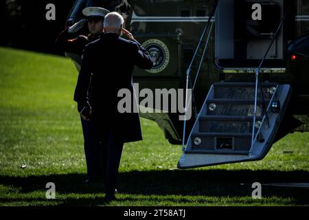 Washington, Stati Uniti. 3 novembre 2023. Il presidente Joe Biden saluta mentre sale a bordo del Marine One sul South Lawn della Casa Bianca in rotta verso Lewiston, Maine, il 3 novembre 2023, a Washington. Il Presidente e la First Lady si recano a Lewiston a seguito delle sparatorie di massa della scorsa settimana che hanno ucciso 18 persone e lasciato innumerevoli feriti. Credito: SIPA USA/Alamy Live News Foto Stock