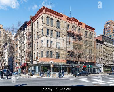Un edificio decaduto di mattoni marroni costruito intorno al 1910; gli ultimi due piani sembrano essere vuoti. Foto Stock