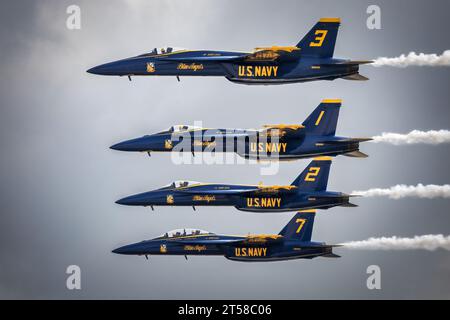 Quattro Blue Angels della Marina americana volano in formazione all'America's Airshow 2023 a Miramar, California. Foto Stock