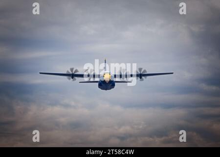 FAT Albert Airlines, l'aereo di supporto Blue Angels della Marina degli Stati Uniti, in un sorvolo all'America's Airshow 2023 a Miramar, California. Foto Stock