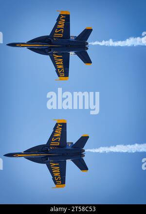 I Blue Angels numero cinque e sette passano sopra la testa all'America's Airshow 2023 a Miramar, California. Foto Stock