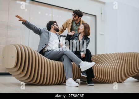 Un giovane team aziendale si occupa di strategie per la crescita sostenibile e l'innovazione in un'area urbana vivace. Foto Stock