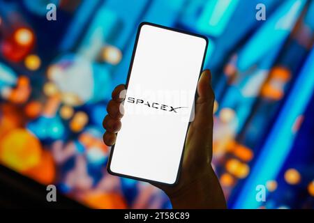 In questa immagine, il logo SpaceX viene visualizzato sullo schermo di uno smartphone. Foto Stock