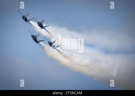 Gli US Navy Blue Angels nella loro formazione di diamanti all'America's Airshow 2023 a Miramar, California. Foto Stock