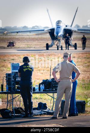 Parte della squadra di supporto dei Blue Angels sulla linea di volo durante America's Airshow 2023. Foto Stock