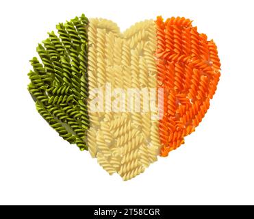 Pasta italiana nei colori della bandiera a forma di cuore isolato su bianco Foto Stock