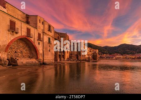 Il pittoresco villaggio balneare di Cefalù al crepuscolo, in Sicilia Foto Stock