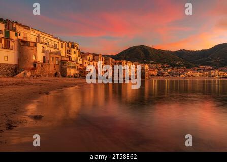 Il pittoresco villaggio balneare di Cefalù al crepuscolo, in Sicilia Foto Stock