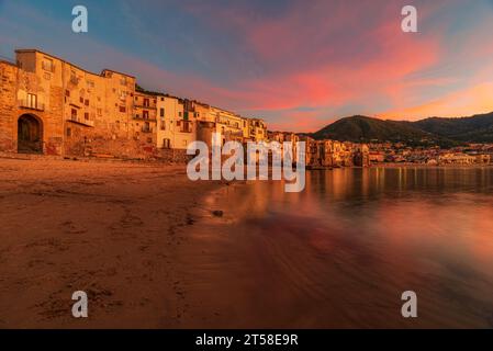 Il pittoresco villaggio balneare di Cefalù al crepuscolo, in Sicilia Foto Stock