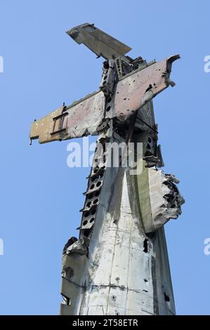 VIETNAM, Hanoi, Museo militare, equipaggiamento militare e rottami di guerra della guerra coloniale francese del 1946-1954 e della guerra americana in Vietnam del 1955 – 1975, relitti di coda di Grumman F6F Hellcat un aereo da caccia americano di portaerei utilizzato dall'esercito coloniale francese, abbattuti in battaglia a Dien Bien Phu 1954 / VIETNAM, Hanoi, Museo Militär, Ausstellung mit Waffen zum Krieg der Amerikaner in VIETNAM, und ein Wrack des F6F Hellflugcat, Hellflugggggggggggggzeg, Hellcat, Hellcat abgeschossen von den vietnamesischen Truppen in der Schlacht von Dien Bien Phu 1954 während des kolonialen Indochina Krieges der Franzosen Foto Stock