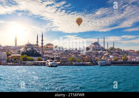 Navi nel Bosforo dalle moschee Suleymaniye e Rustem Pasha, Istanbul, Turchia Foto Stock