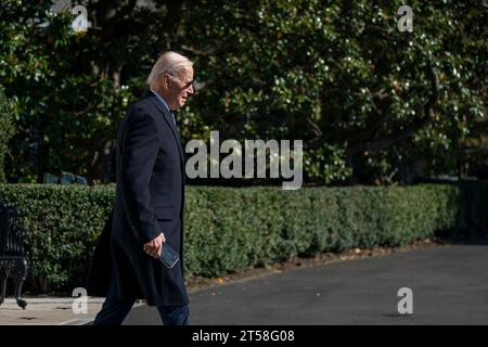 Washington, Stati Uniti. 3 novembre 2023. Il presidente DEGLI STATI UNITI Joe Biden cammina a bordo del Marine One sul South Lawn della Casa Bianca a Washington DC venerdì 3 novembre 2023. Il presidente Biden si reca a Lewiston, Maine, dove renderà omaggio alle vittime delle sparatorie di massa e si farà sentire in lutto con le famiglie e i membri della comunità, nonché incontrerà i primi soccorritori, gli infermieri e altri in prima linea. Foto di Shawn Thew/UPI credito: UPI/Alamy Live News Foto Stock