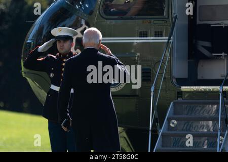 Washington, Stati Uniti. 3 novembre 2023. Il presidente DEGLI STATI UNITI Joe Biden cammina a bordo del Marine One sul South Lawn della Casa Bianca a Washington DC venerdì 3 novembre 2023. Il presidente Biden si reca a Lewiston, Maine, dove renderà omaggio alle vittime delle sparatorie di massa e si farà sentire in lutto con le famiglie e i membri della comunità, nonché incontrerà i primi soccorritori, gli infermieri e altri in prima linea. Foto di Shawn Thew/UPI credito: UPI/Alamy Live News Foto Stock