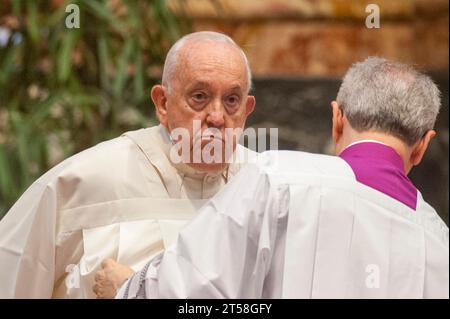 Italia, Roma, Vaticano, 2023/11/03 . Papa Francesco concelebra la Santa messa in suffragio del Sommo Pontefice Benedetto XVI e dei Cardinali e Vescovi deceduti nel corso dell'anno, nell'altare della Cattedra di San La Basilica di Pietro. Italia, Roma, Vaticano, 2023/11/03 . Papa Francesco concelebra la Santa messa in suffragio del defunto sommo Pontefice Benedetto XVI e dei cardinali e Vescovi defunti nel corso dell'anno, presso l'altare della Cattedra nella Basilica di San Pietro. Fotografia di Massimiliano MIGLIORATO/Catholic Press Photo Foto Stock