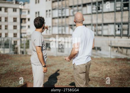 Lavoro di squadra di successo sul design di architettura moderna in ambiente urbano Foto Stock