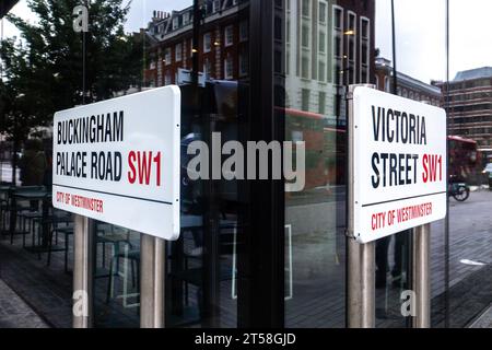Londra, Inghilterra. Due cartelli stradali uno per Buckingham Palace Road e l'altro per Victoria Street in SW1 nel centro di Londra, Inghilterra, il 2nd Novemb Foto Stock