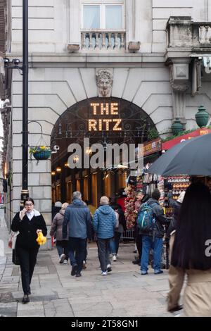 Londra, Inghilterra. Il Ritz Hotel su Piccadilly nel centro di Londra, Inghilterra, il 2 novembre 2023. Credito: Notizie SMP / notizie Alamy Live Foto Stock