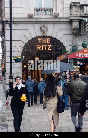 Londra, Inghilterra. Il Ritz Hotel su Piccadilly nel centro di Londra, Inghilterra, il 2 novembre 2023. Credito: Notizie SMP / notizie Alamy Live Foto Stock