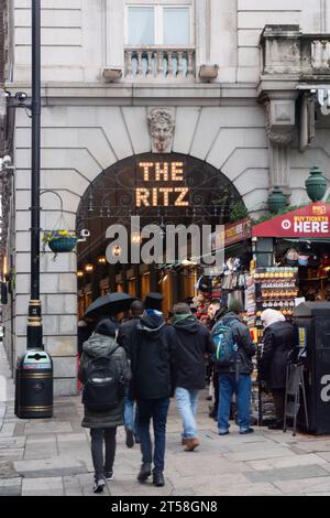 Londra, Inghilterra. Il Ritz Hotel su Piccadilly nel centro di Londra, Inghilterra, il 2 novembre 2023. Credito: Notizie SMP / notizie Alamy Live Foto Stock