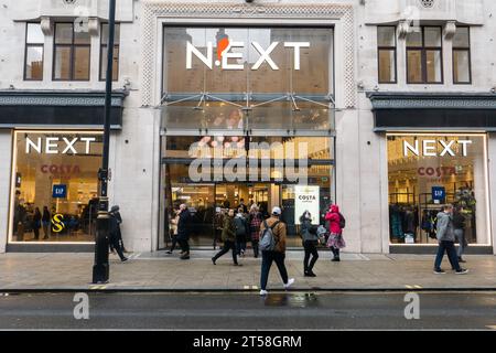 Londra, Inghilterra. Next Clothes superstore in Oxford Street, nel centro di Londra, in Inghilterra, il 2 novembre 2023. Credito: Notizie SMP / notizie Alamy Live Foto Stock