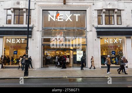 Londra, Inghilterra. Next Clothes superstore in Oxford Street, nel centro di Londra, in Inghilterra, il 2 novembre 2023. Credito: Notizie SMP / notizie Alamy Live Foto Stock