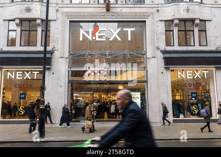 Londra, Inghilterra. Next Clothes superstore in Oxford Street, nel centro di Londra, in Inghilterra, il 2 novembre 2023. Credito: Notizie SMP / notizie Alamy Live Foto Stock