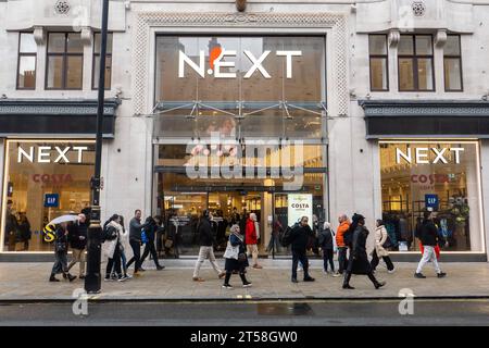 Londra, Inghilterra. Next Clothes superstore in Oxford Street, nel centro di Londra, in Inghilterra, il 2 novembre 2023. Credito: Notizie SMP / notizie Alamy Live Foto Stock