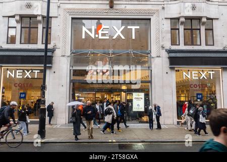 Londra, Inghilterra. Next Clothes superstore in Oxford Street, nel centro di Londra, in Inghilterra, il 2 novembre 2023. Credito: Notizie SMP / notizie Alamy Live Foto Stock