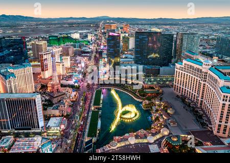 Veduta aerea dello skyline, Strip at Night, Neon Lights Las Vegas, Nevada, Stati Uniti d'America Foto Stock