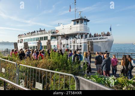 Crociera con statua, traghetto passeggeri Lady Liberty. Trasporto di turisti alla Statua della libertà da Battery Park, New York, America. Foto Stock