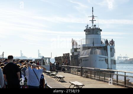 Crociera con statua, traghetto passeggeri Lady Liberty. Trasporto di turisti alla Statua della libertà da Battery Park, New York, America. Foto Stock