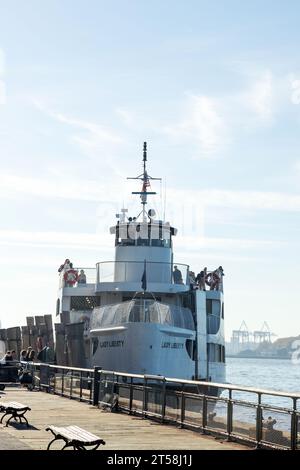 Crociera con statua, traghetto passeggeri Lady Liberty. Trasporto di turisti alla Statua della libertà da Battery Park, New York, America. Foto Stock