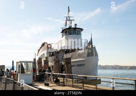 Crociera con statua, traghetto passeggeri Lady Liberty. Trasporto di turisti alla Statua della libertà da Battery Park, New York, America. Foto Stock