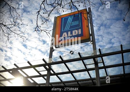 Foto del fascicolo datata 19/01/16 di un cartello del negozio Aldi. Il gigante del supermercato Aldi ha confermato che chiuderà tutti i suoi negozi il giorno di Santo Stefano in linea con gli anni precedenti, per ringraziare ancora una volta il suo staff per il duro lavoro svolto. Data di emissione: Venerdì 3 novembre 2023. Foto Stock