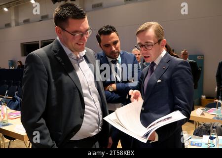 3 novembre 2023, Meclemburgo-Pomerania occidentale, Rostock: Robert Liskow (CDU) (l-r), presidente della CDU Meclemburgo-Vorpommern, Daniel Peters (CDU), segretario generale della CDU di stato, e Philipp Amthor (CDU), membro del Bundestag, parlano prima dell'inizio della riunione dei rappresentanti dello stato della CDU. A seguito dell'elezione del candidato principale alle elezioni europee del 03.11.2023, la CDU di Stato proseguirà la sua riunione di due giorni il 04.11.2023. Il programma per le elezioni locali, in cui la CDU vuole difendere il suo ruolo di forza maggiore nei parlamenti locali a livello nazionale, sarà discu Foto Stock