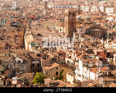 Veduta a volo d'uccello del quartiere Castello di Venezia, Italia. Notiamo l'uniformità dei tetti in cotto color ocra. Foto Stock