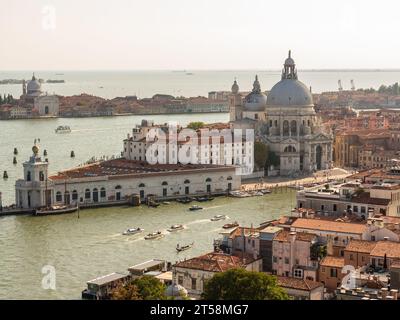 Vista della chiesa di la salute dal campanile di San Mark's Square. Barche e gondole navigano sul Canal grande. Dietro di voi potete vedere il Lido. Foto Stock