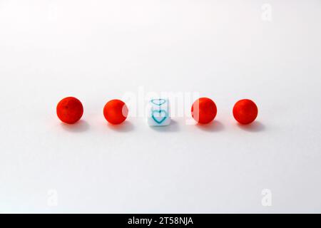 Fila di sfere rosse e un cubo al centro con una figura a cuore che fa la differenza Foto Stock