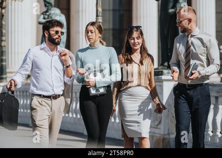 Strategie di team aziendali diversificate per una crescita sostenibile in una città frenetica. Discutono di analisi, catena di fornitura e redditività. Foto Stock