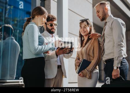 Il team delle piccole imprese urbane collabora alla gestione del budget, alle strategie di marketing e all'innovazione dei prodotti per la crescita delle piccole imprese. Foto Stock